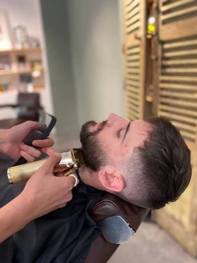 Gros plan sur la taille de barbe au clipper