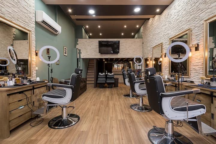 Intérieur d’un barbershop moderne avec plusieurs postes de coupe